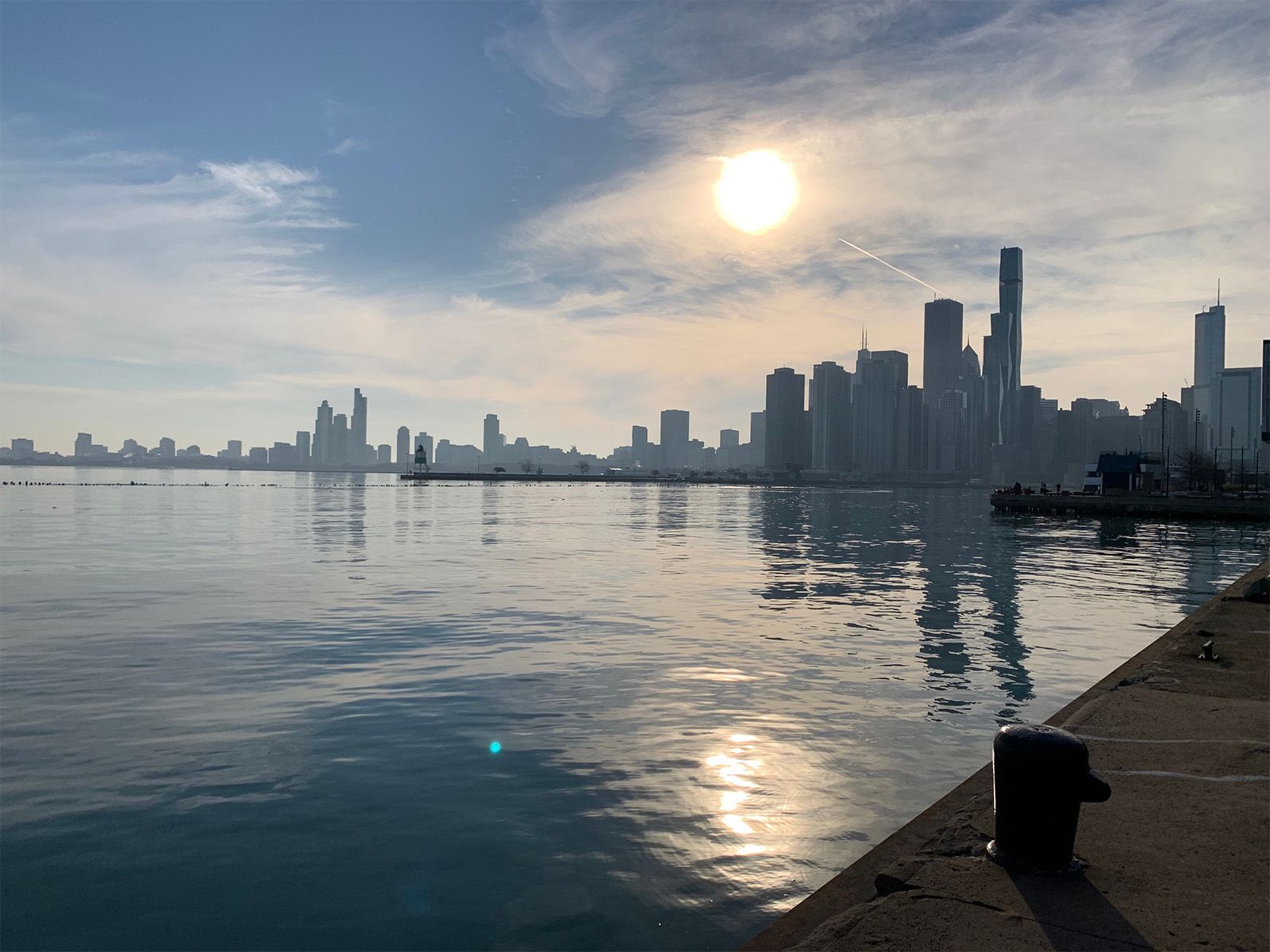 Blick auf die Skyline von Chicago mit Gewässer im Vordergrund, 2022. Copyright: Dana Vowinckel