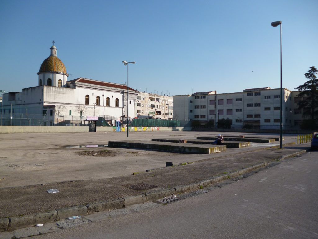 Foto einer Kirche vor einem leeren Parkplatz in Neapel