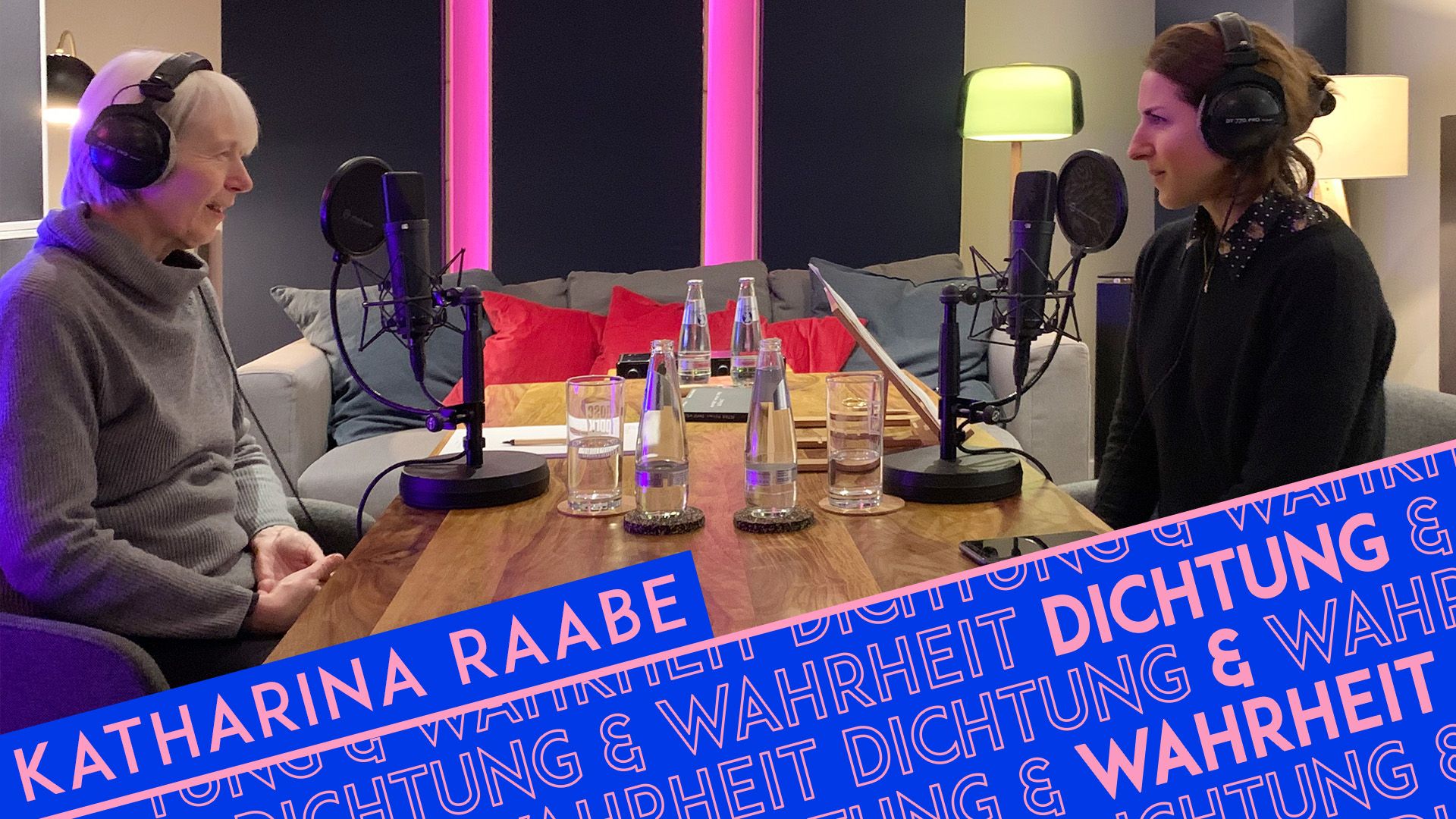 Katharina Raabe und Laura de Weck sitzen am Studiotisch und nehmen gemeinsam eine neue Folge für den Podcast »Dichtung & Wahrheit« auf.