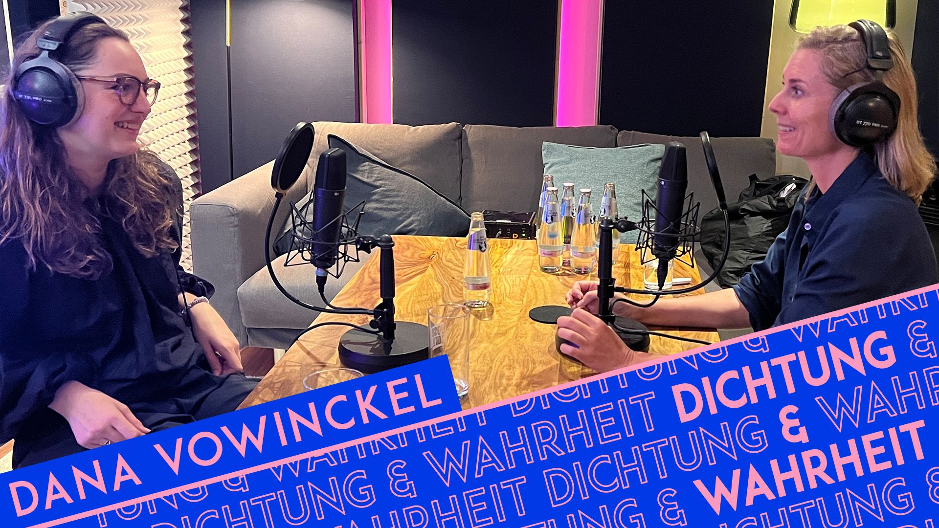 Dana Vowinckel und Silke Hohmann zeichnen den Podcast »Dichtung & Wahrheit« auf.