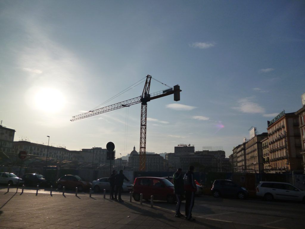 Foto der Piazza Garibaldi, hinter der ein Kran in den Himmel ragt. 