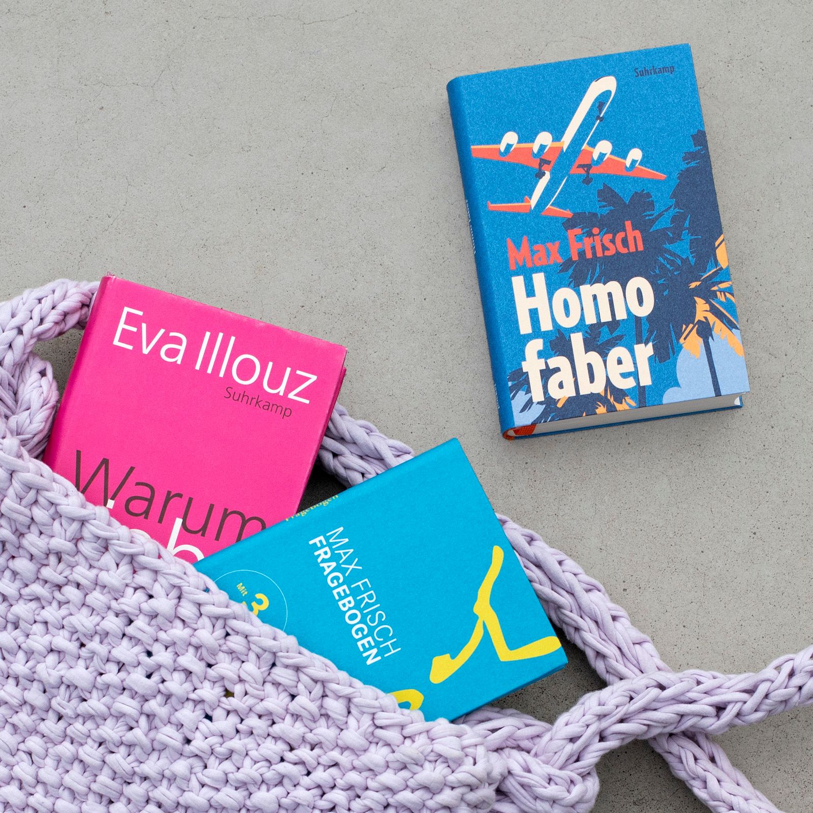 Tasche mit zwei Bänden den Büchern "Warum Liebe weh tut" von Eva Illouz, "Homo faber" von Max Frisch und "Fragebogen" von Max Frisch in Ausgaben der Reihe Suhrkamp Pocket