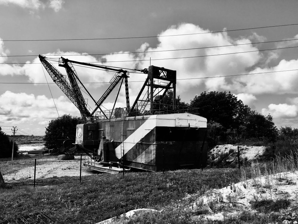 Schwarz-Weiß-Bild eines Tagebaus in Kaliningrad zu »Kazmira« von Svenja Leiber
