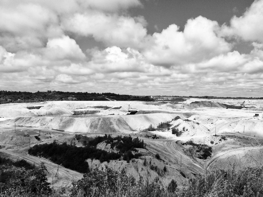 Schwarz-Weiß-Bild einer Grube in Kaliningrad zu »Kazimira« von Svenja Leiber