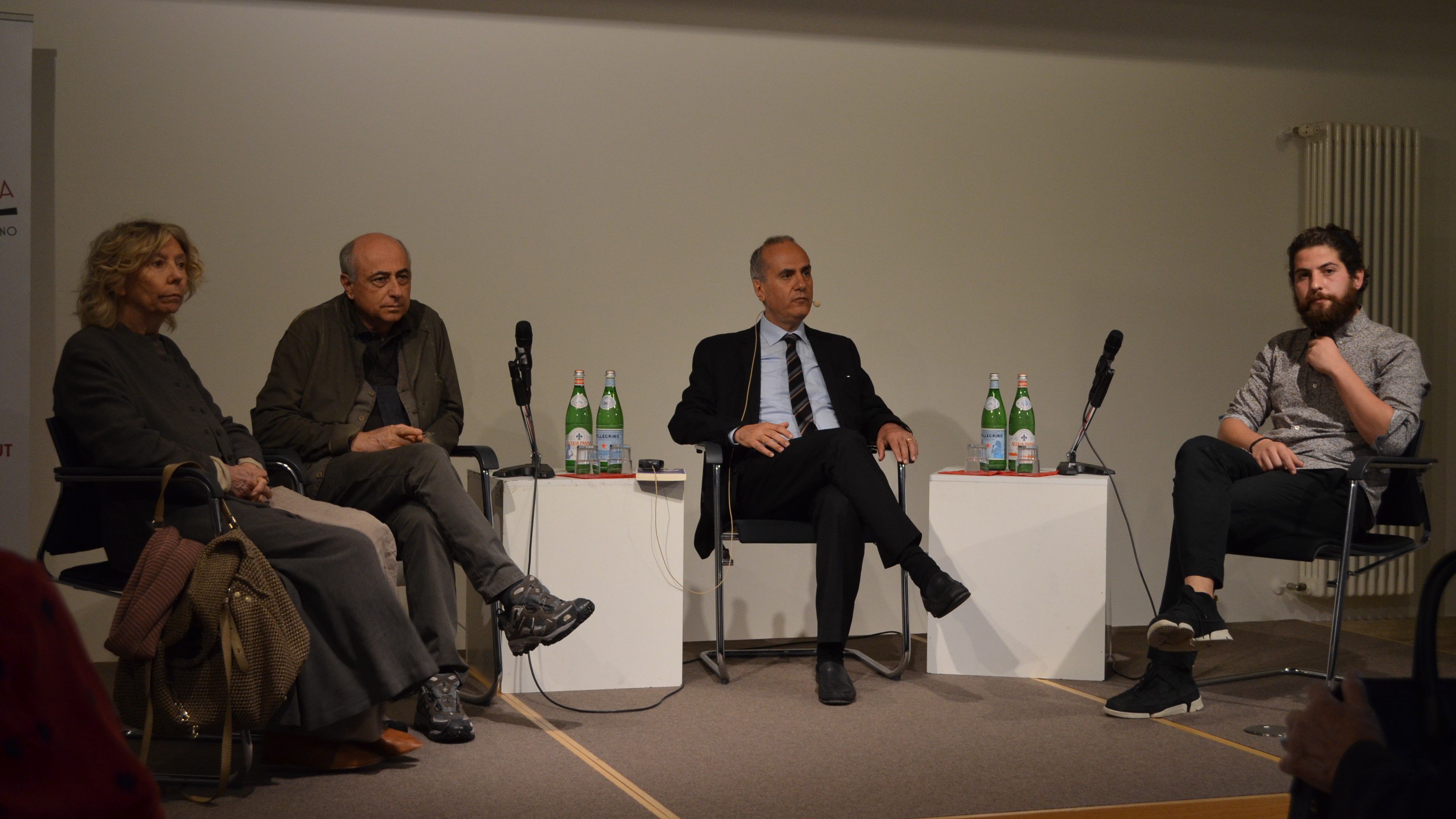 Die vier Teilnehmer:innen der Diskussion: v.l.n.r. Elda Ferri, Roberto Faenza, Luigi Reitani, Ottavio Sellitti