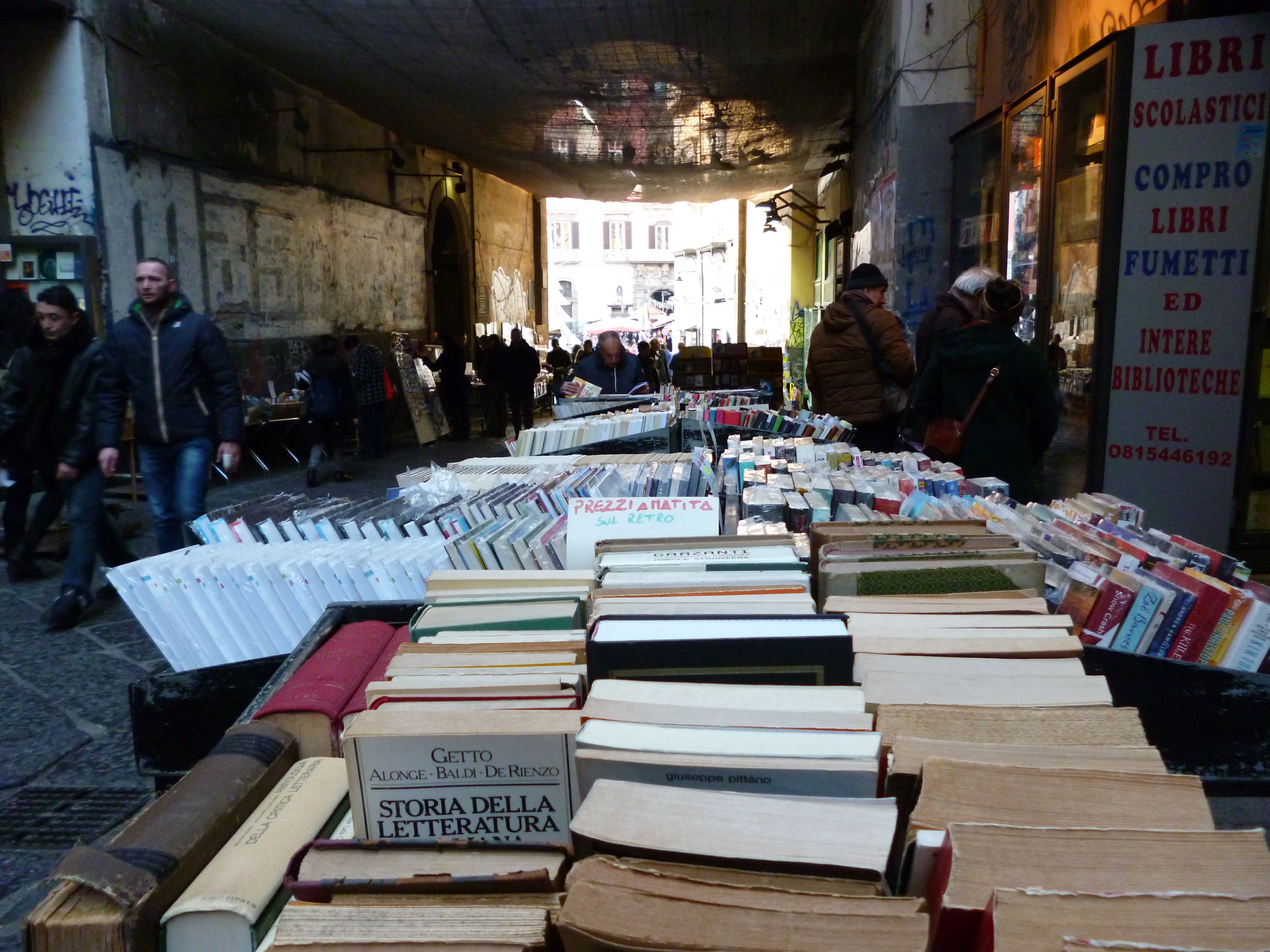Foto von den Bücherkisten an der Port’Alba