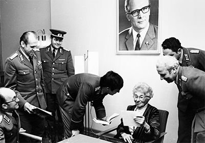 Ursula Kuczynski mit Offizieren des ostdeutschen Ministeriums der Staatssicherheit. © Bundesarchiv / Insel Verlag