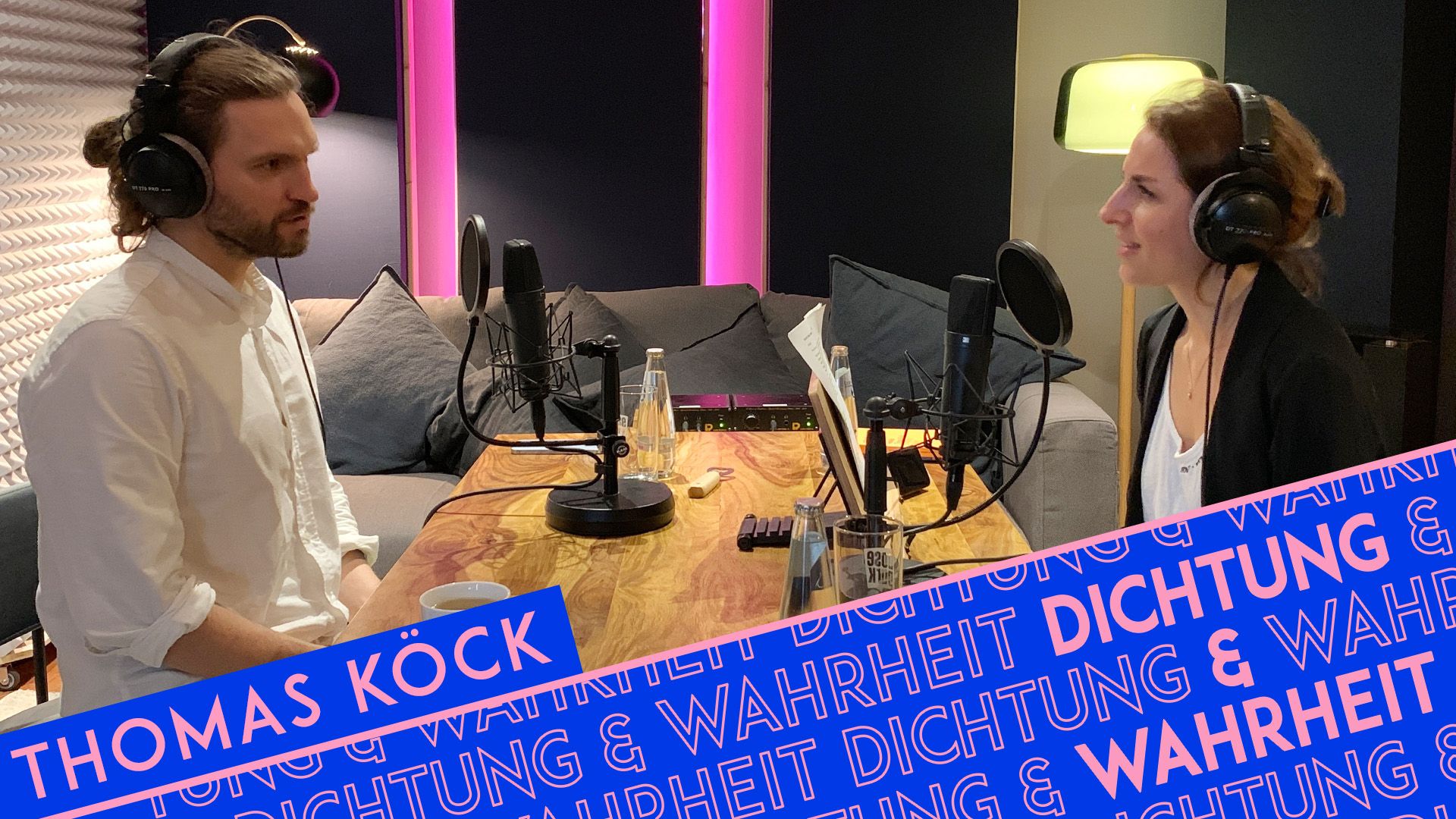 Thomas Köck und Laura de Weck zeichnen den Podcast »Dichtung & Wahrheit« auf.