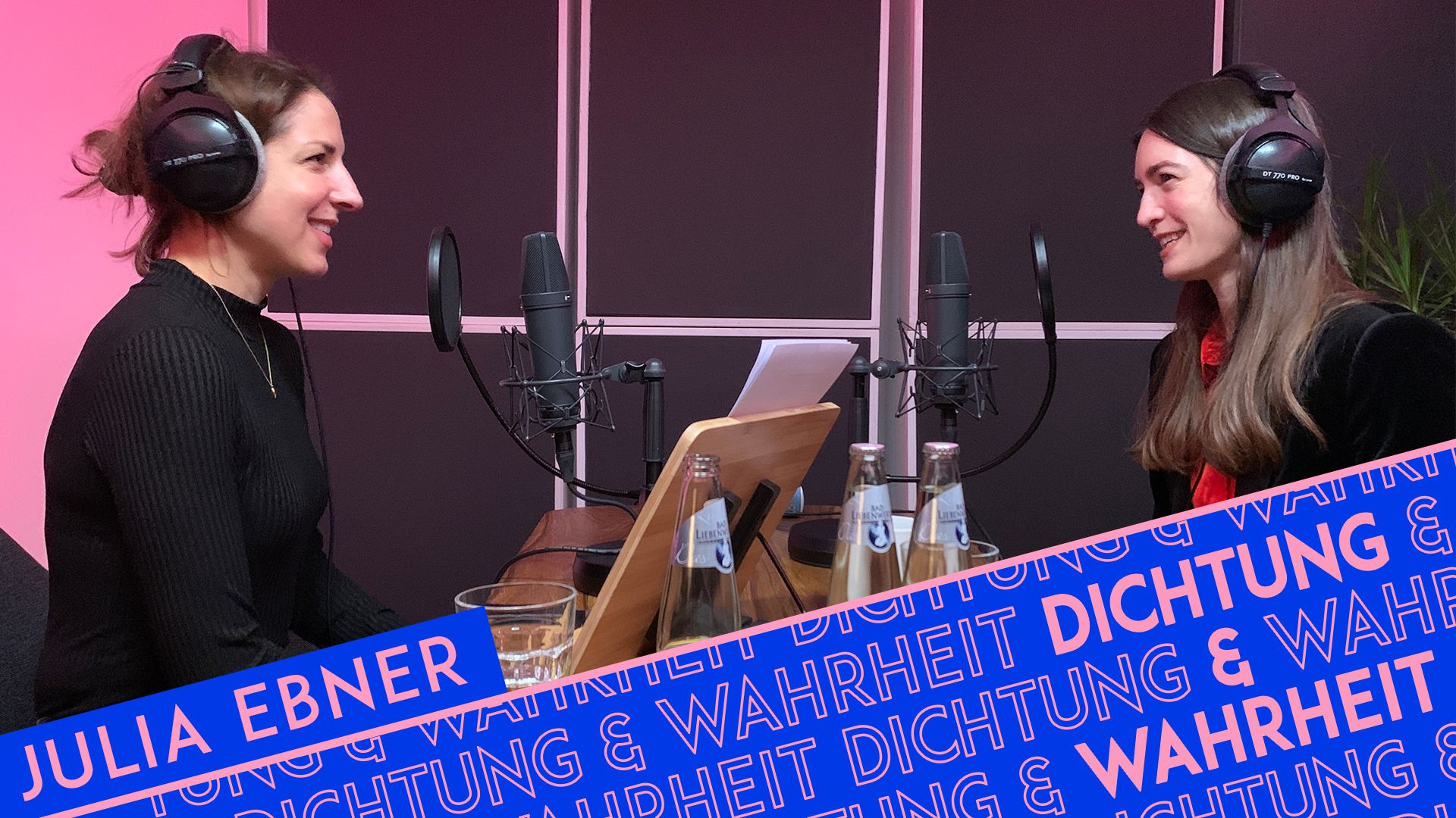 Julia Ebner und Laura de Weck sitzen sich im Studio gegenüber und nehmen gemeinsam den Podcast »Dichtung & Wahrheit« auf.