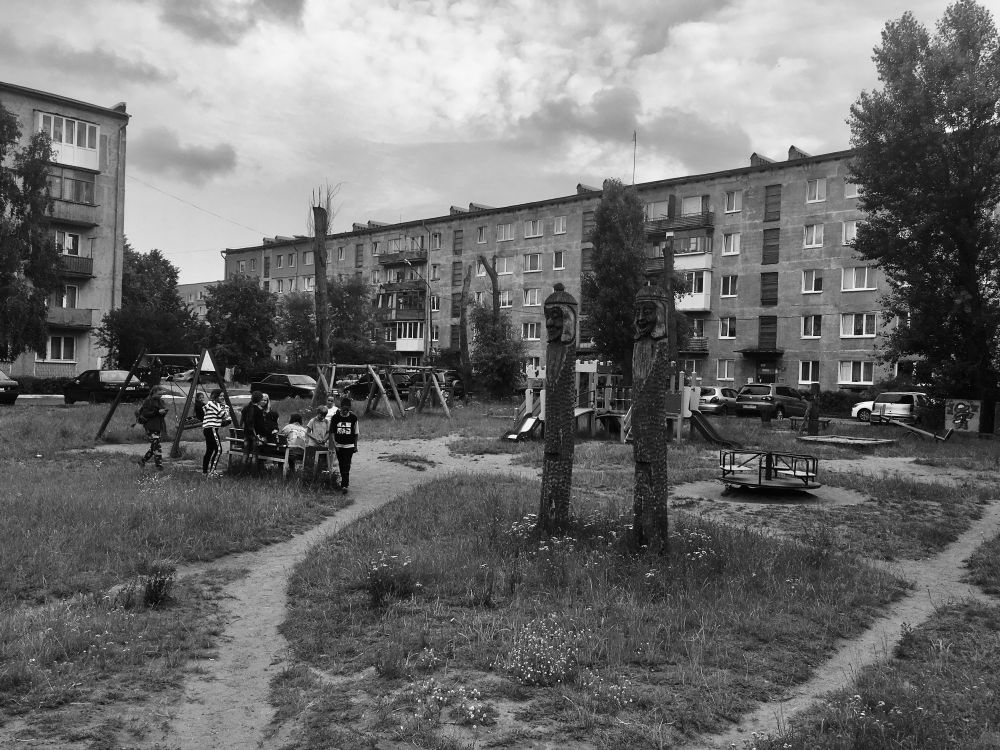 Schwarz-Weiß-Bild von Plattenbauten in Kaliningrad zu »Kazmira« von Svenja Leiber