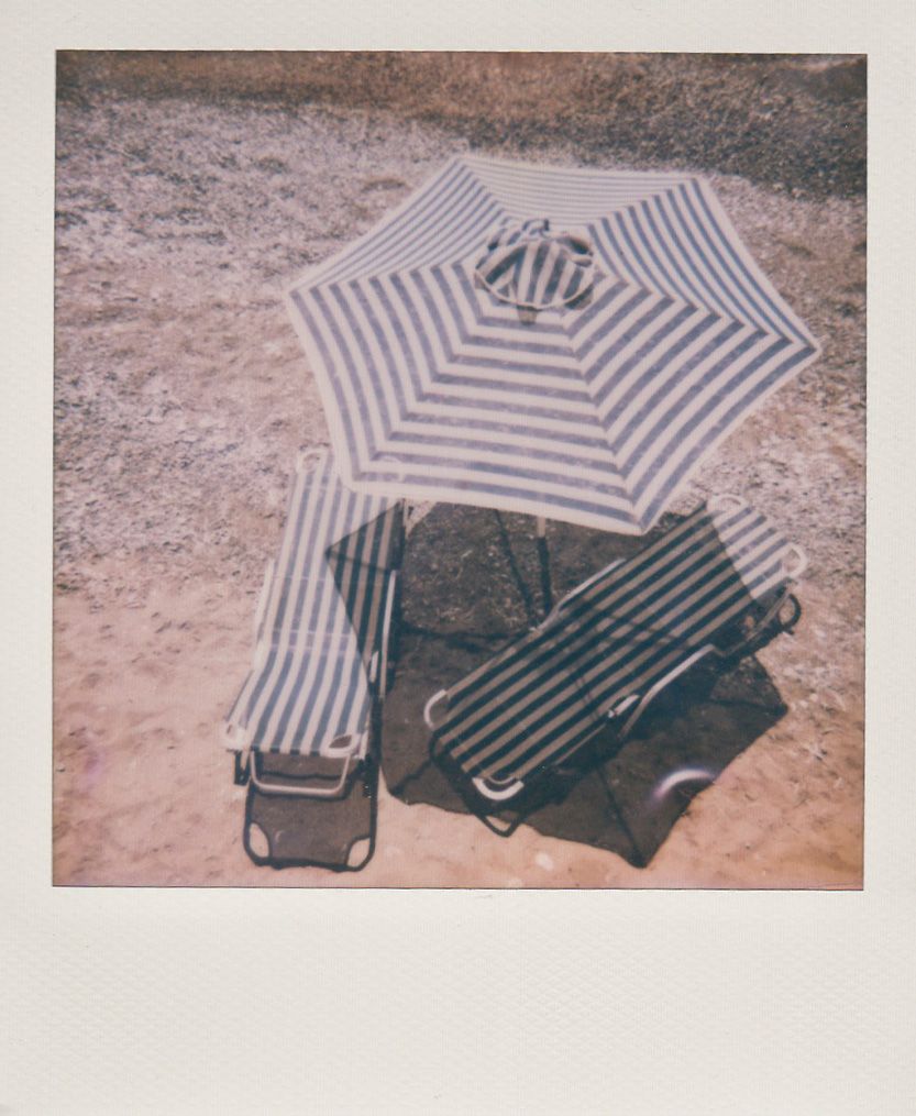 Zwei Liegestühle mit Sonnenschirm © Valerie Fritsch