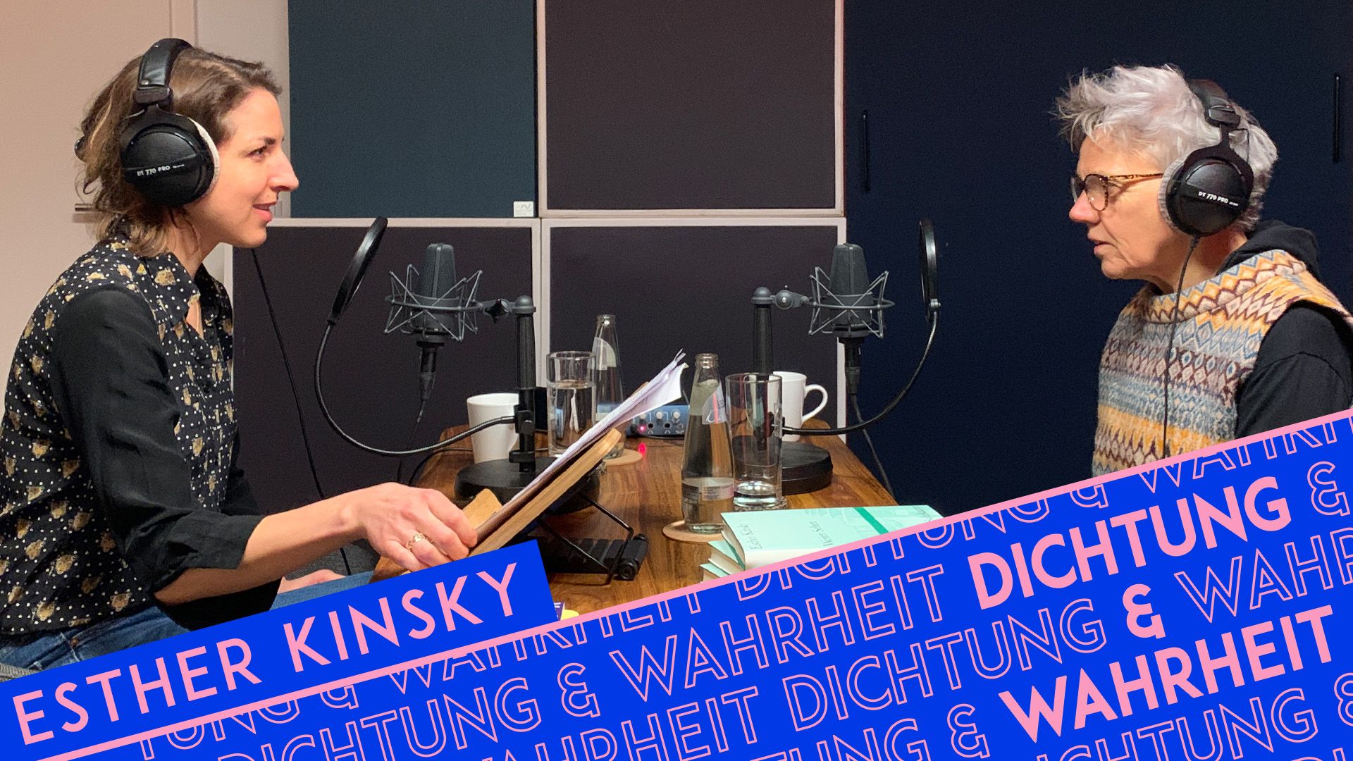 Laura de Weck und Esther Kinsky sitzen am Studiotisch und nehmen gemeinsam den Podcast »Dichtung & Wahrheit« auf.