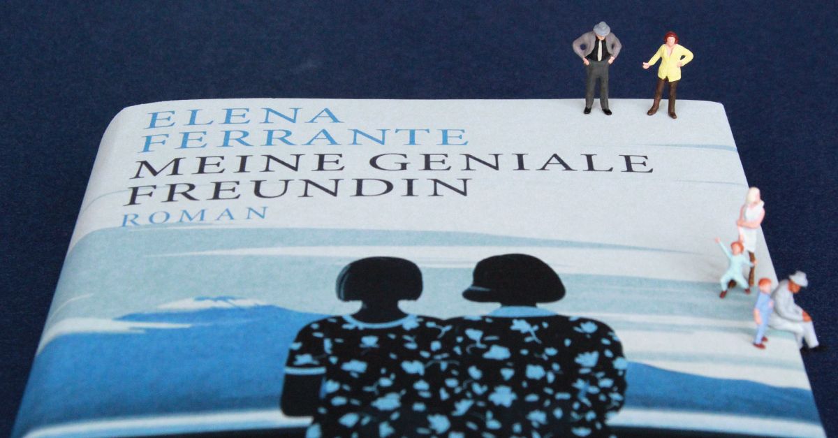 Ausschnitt des Buches »Meine Geniale Freundin«, auf dem sechs Miniaturfiguren sitzen und stehen.