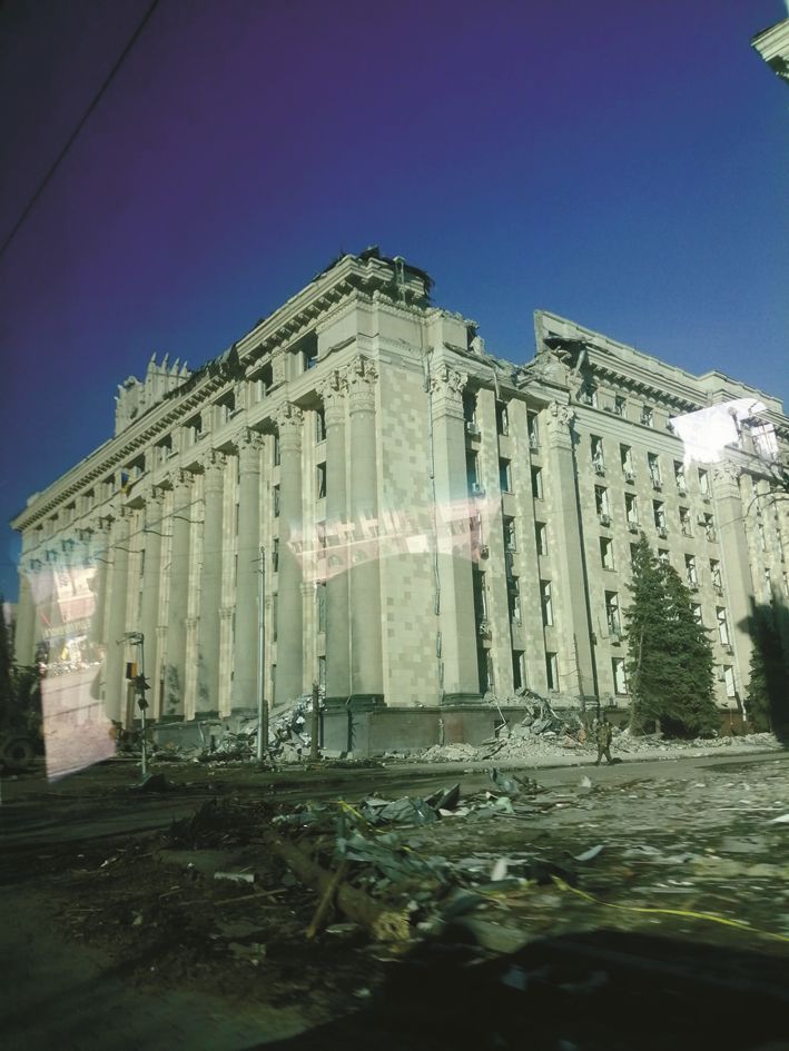 Zerstörtes Gebäude in Charkiw