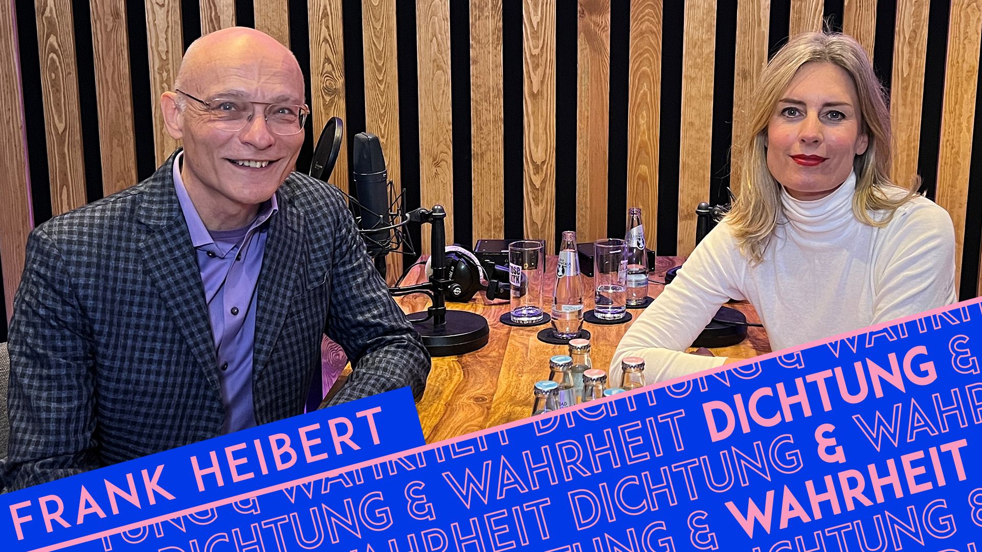 Frank Heibert und Silke Hohmann sitzen am Studiotisch für die Aufnahme des Podcasts »Dichtung & Wahrheit«